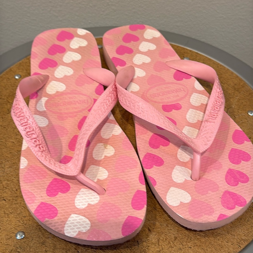 Light pink all over heart print Havaianas flip flops 7/8